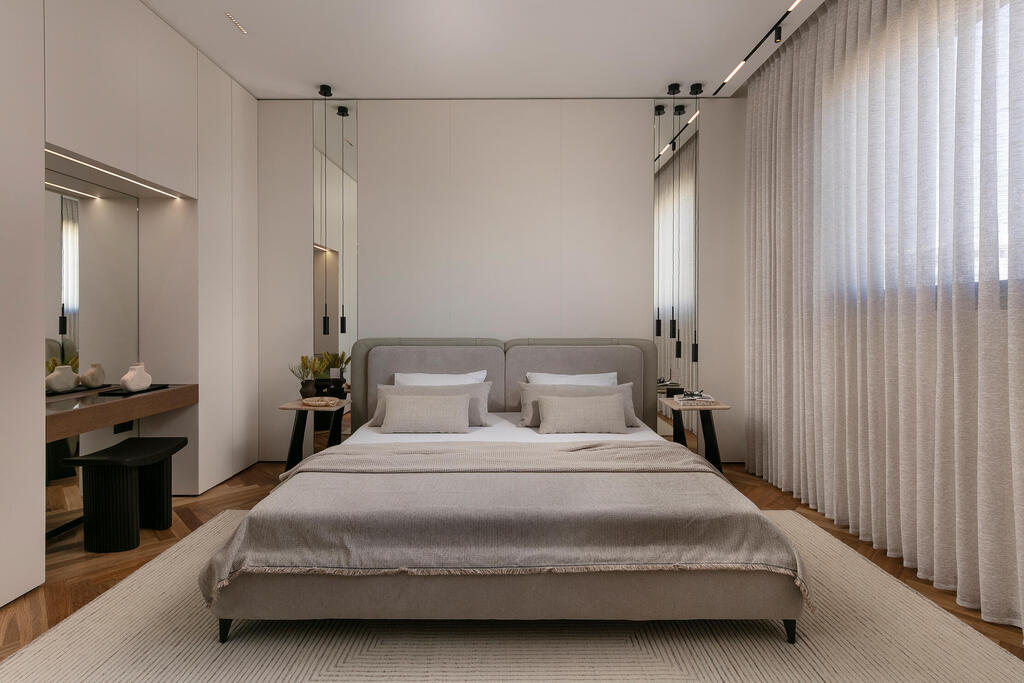 The primary suite was designed as a quiet, luxurious retreat (Photo: Elad Gonen) בית פרטי באבן יהודה, עיצוב פנים: ליעד יוסף