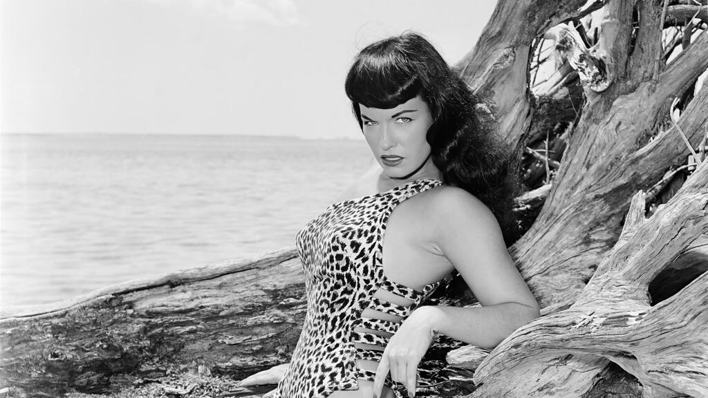 Bettie Page in leopard print, from the Jungle Bettie series (Photo: Bunny Yeager) בטי פייג' בצילום של באני ייגר