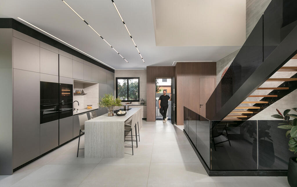 The entrance opens directly into the kitchen (Photo: Elad Gonen) בית פרטי באבן יהודה, עיצוב פנים: ליעד יוסף