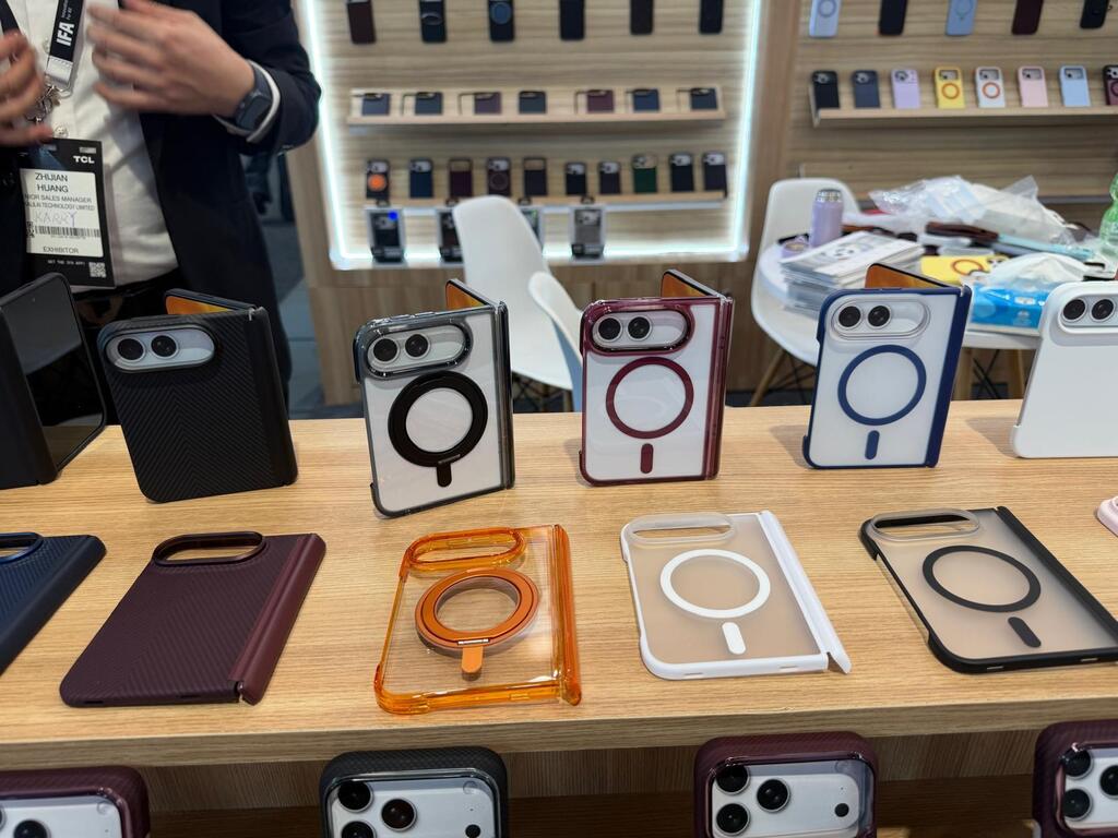 Foldable iPhone cases already on display (Photo: Daniela Ginzburg, Berlin) יצרניות המגינים מציגות כבר מגינים לאייפון המתקפל הראשון, שטרם הוכרז