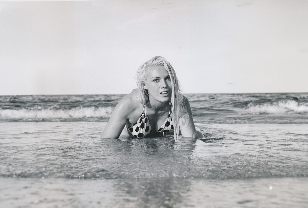 ‘The fact that Bunny had been a model herself was a huge advantage.’ Bunny Yeager self-portrait (Photo: Bunny Yeager) באני ייגר בצילום עצמי