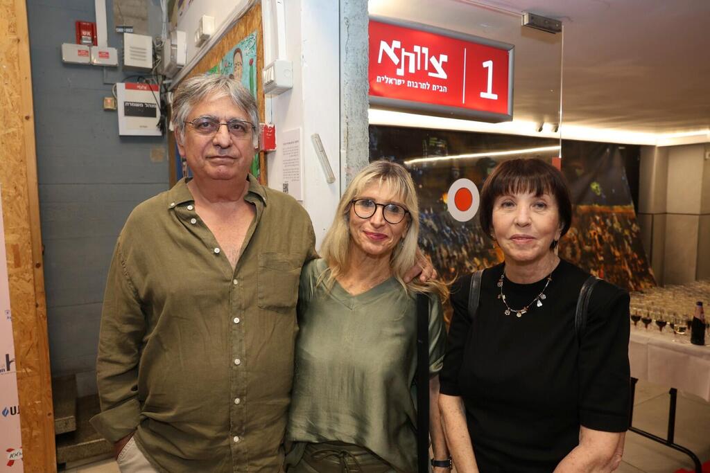באים אחר כך לסליחות? זהבה גלאון עם יעל דן והלל מיטלפונקט (צילום: איציק בירן ) אירוע חגיגות 70 שנה לצוותא