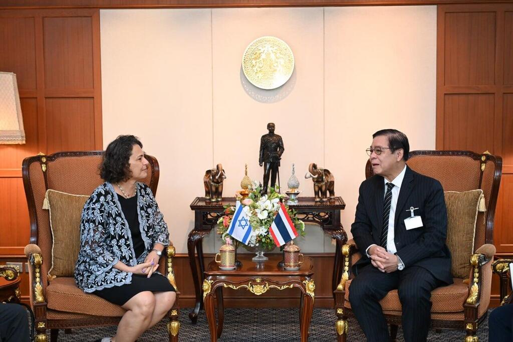 Israeli Ambassador to Thailand Alona Fisher-Kamm and Thai Deputy Prime Minister and Foreign Minister Sihasak Phuangketkeow (Photo: Thai Foreign Ministry) סגן ראש ממשלת תאילנד ושר החוץ סיהסאק פואנגקטקאו בפגישה עם שגרירת ישראל אלונה פישר-קאם