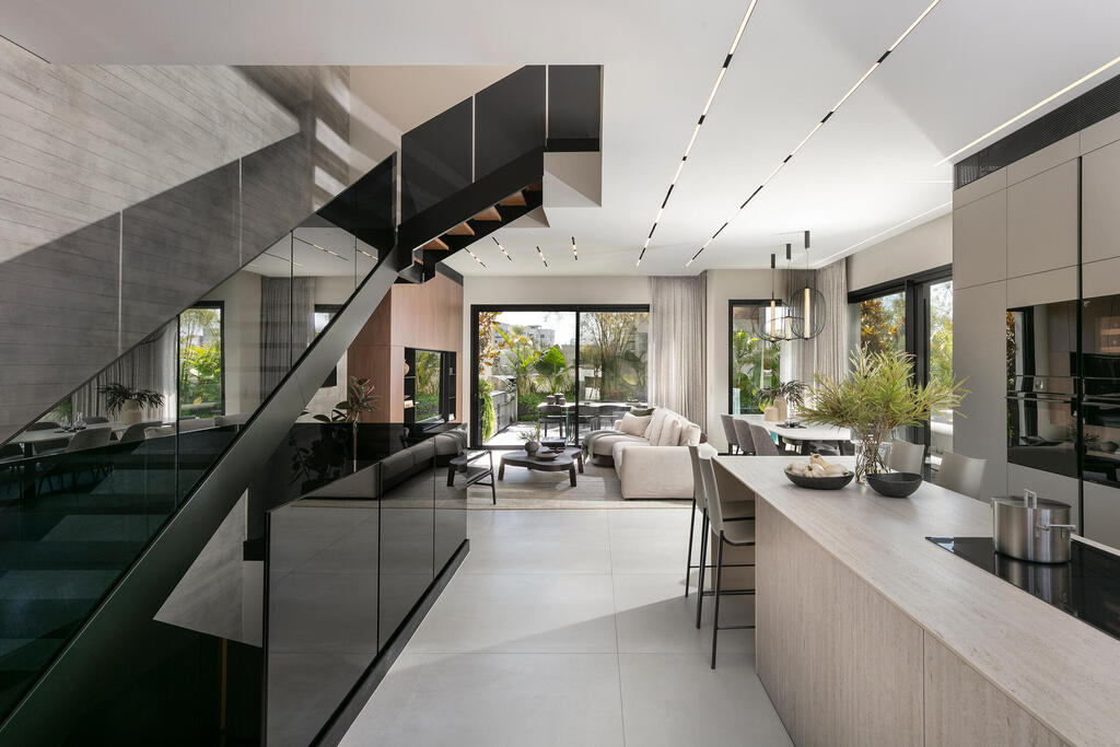 The staircase is one of the home’s dominant architectural features (Photo: Elad Gonen) בית פרטי באבן יהודה, עיצוב פנים: ליעד יוסף