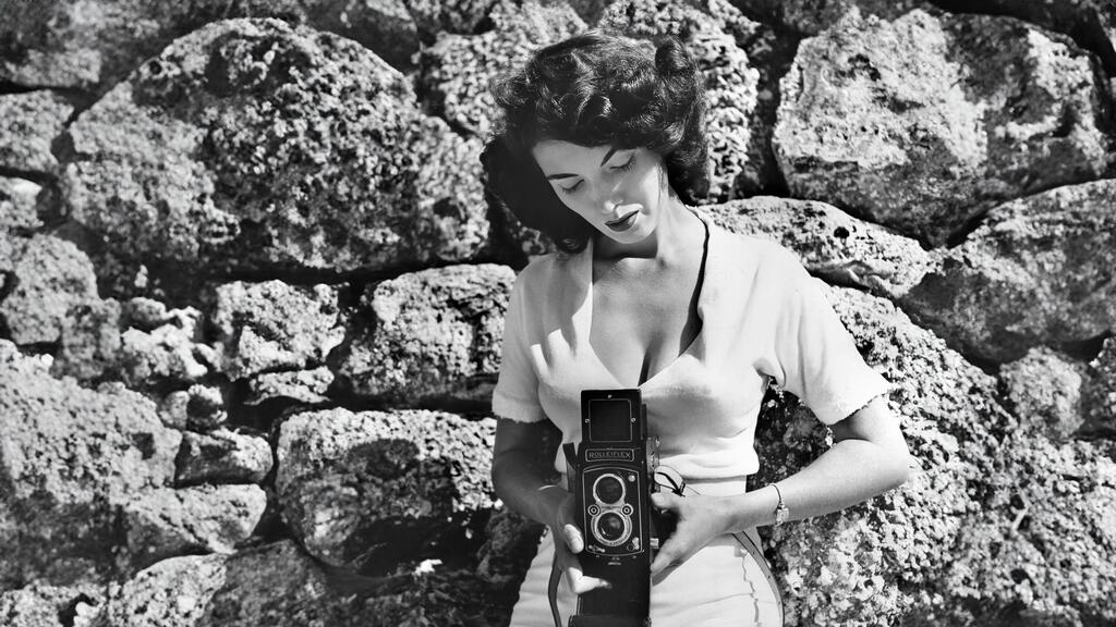 Bunny Yeager in a self-portrait (Photo: Bunny Yeager) באני ייגר בצילום עצמי
