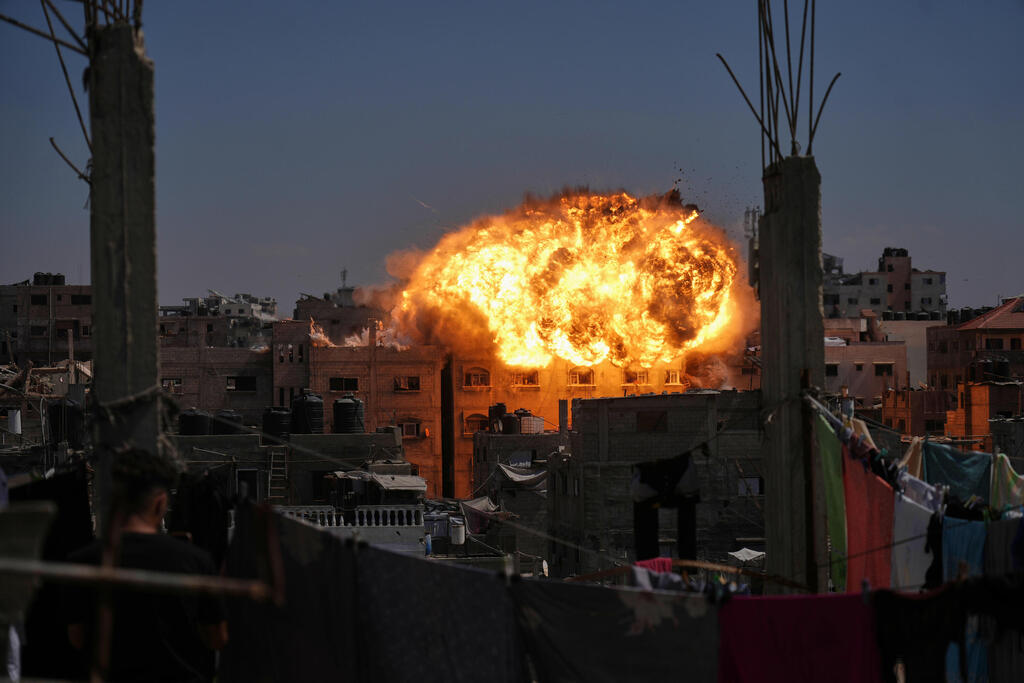 Strike in Gaza (Photo: AP Photo/Jehad Alshrafi) תקיפה בעזה