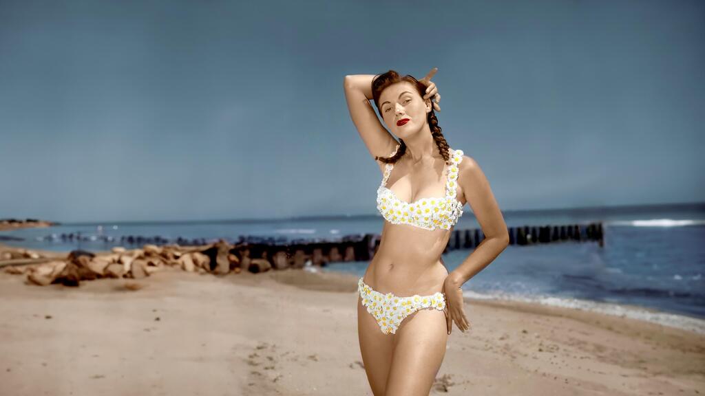 Photo: Bunny Yeager באני ייגר בצילום עצמי