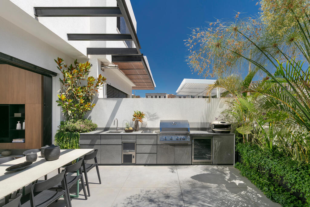 The outdoor kitchen and large dining table (Photo: Elad Gonen) בית פרטי באבן יהודה, עיצוב פנים: ליעד יוסף