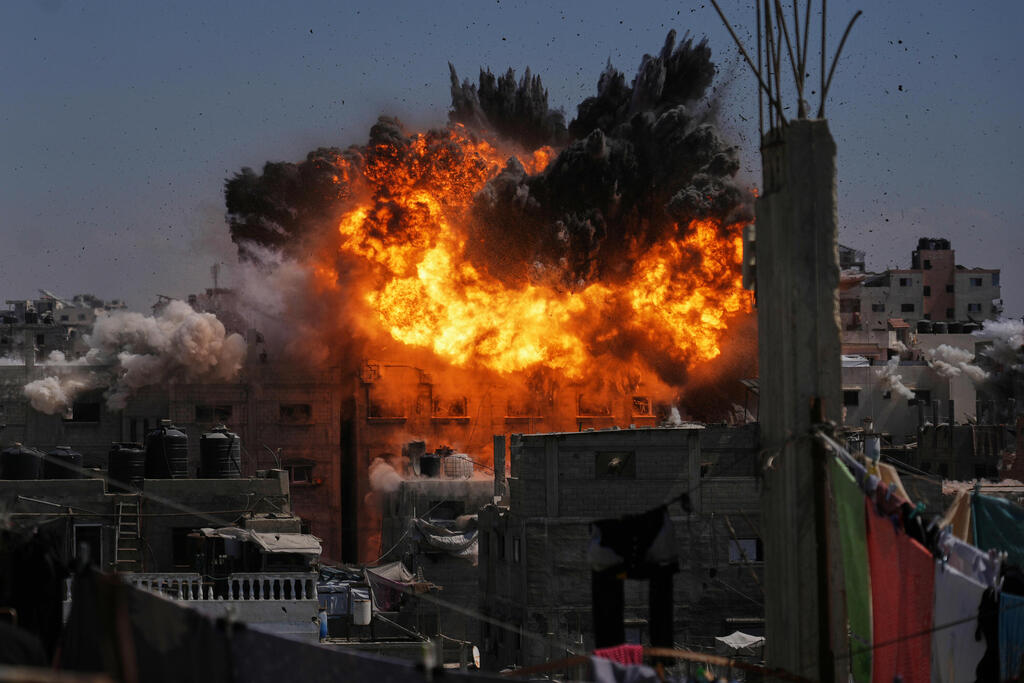IDF strikes in Gaza (Photo: AP Photo/Jehad Alshrafi) תקיפה בעזה