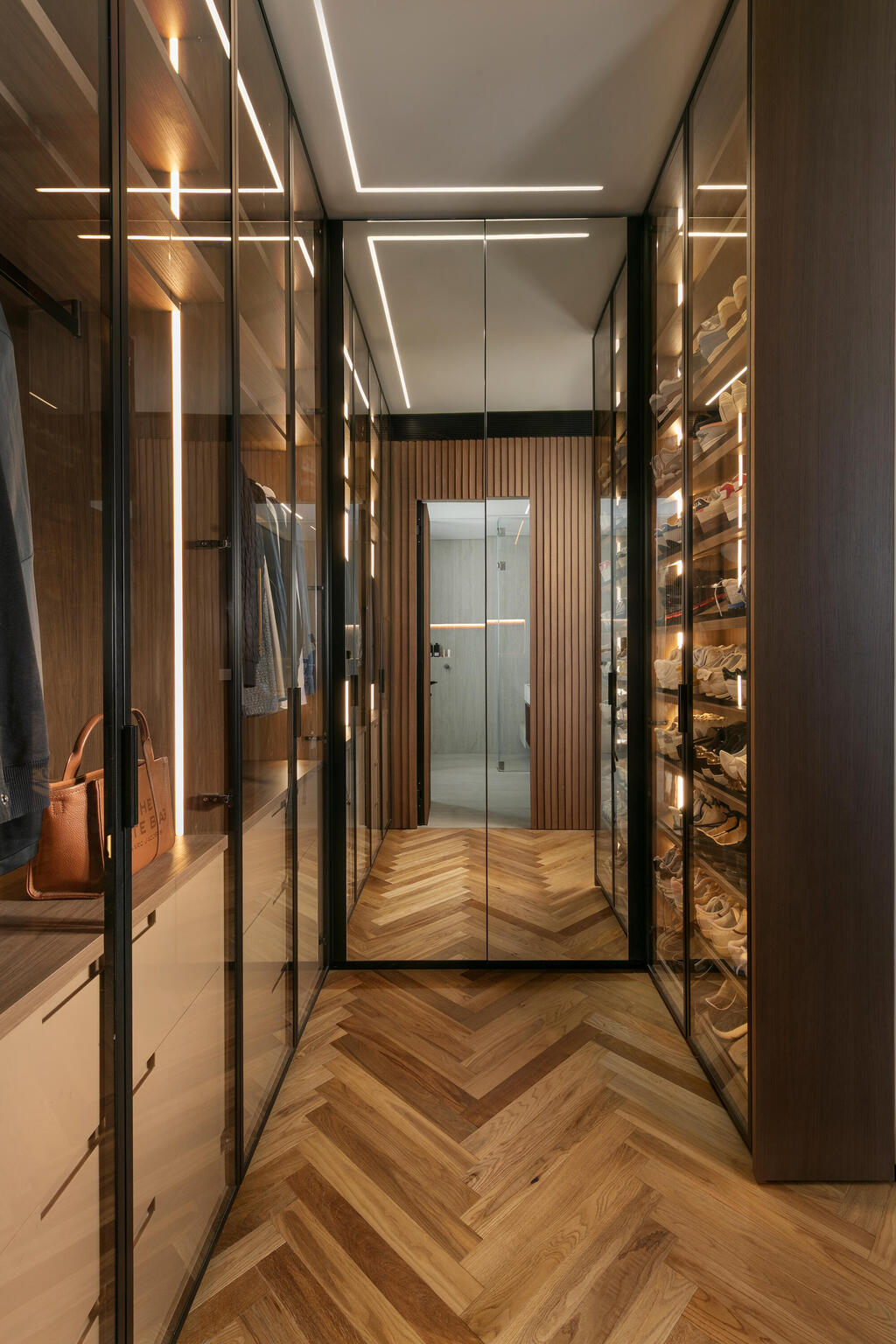 The walk-in closet (Photo: Elad Gonen) בית פרטי באבן יהודה, עיצוב פנים: ליעד יוסף