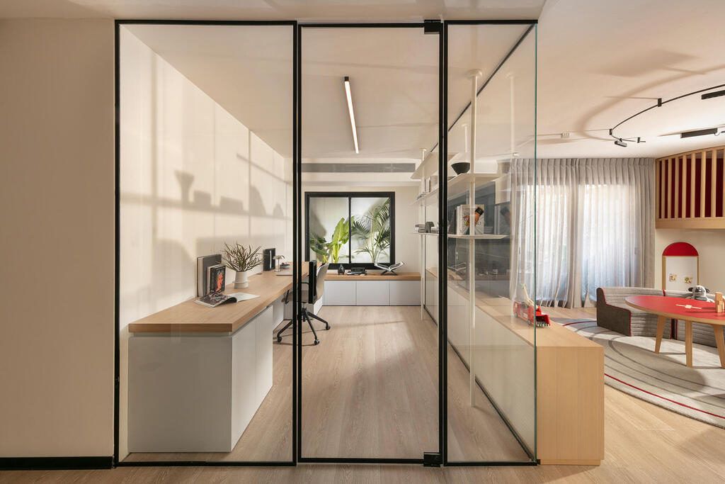The office sits inside a glass ‘aquarium’ (Photo: Elad Gonen) בית פרטי באבן יהודה, עיצוב פנים: ליעד יוסף