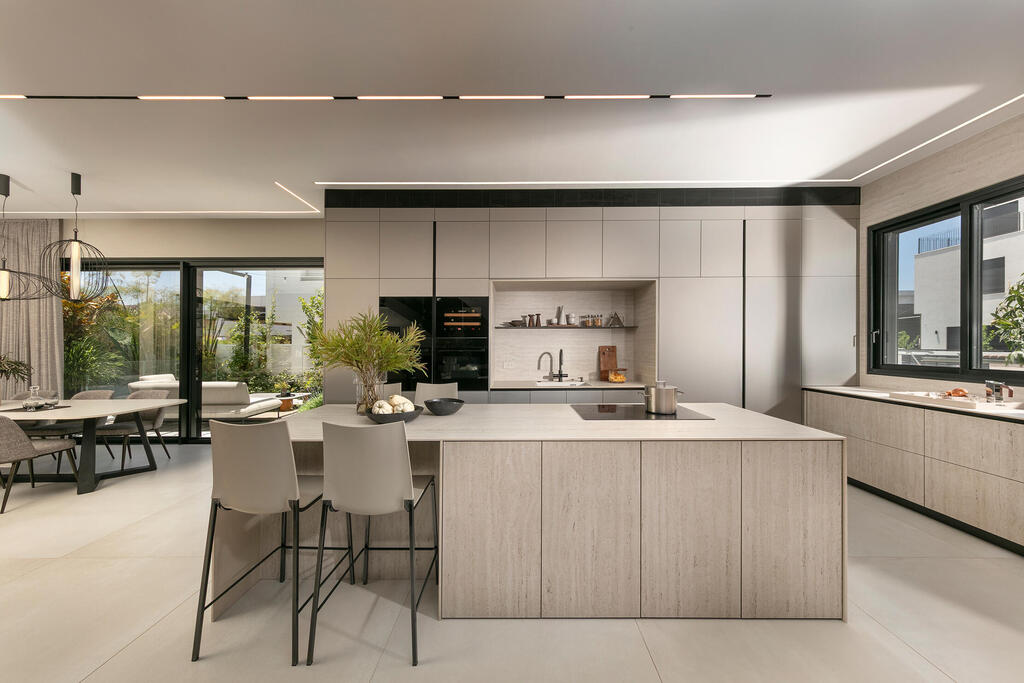 Visually clean kitchen, designed to be seen from every angle (Photo: Elad Gonen) בית פרטי באבן יהודה, עיצוב פנים: ליעד יוסף
