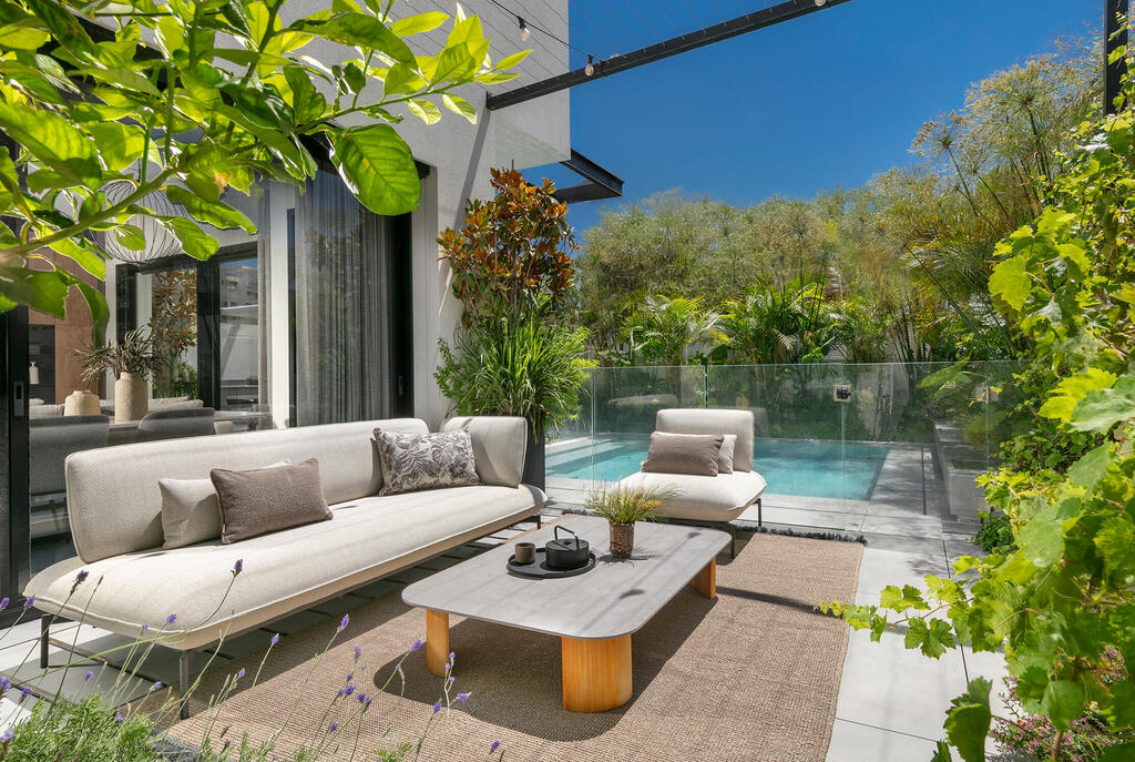 Pool and adjacent seating area (Photo: Elad Gonen) בית פרטי באבן יהודה, עיצוב פנים: ליעד יוסף