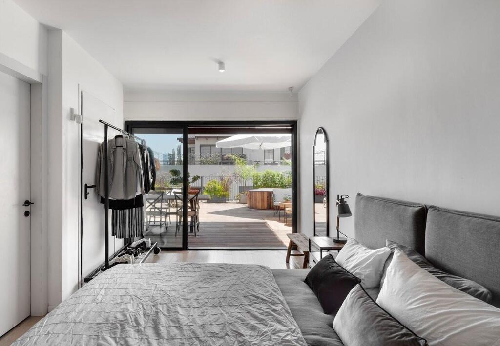 Exposed clothes rail (Photo: Oded Smadar) Halel Architecture