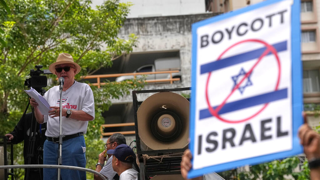Demonstration against Israel held last week in Bangkok (Photo: Sakchai Lalit/AP) סונדהי לימטונגקול, איש תקשורת ופעיל פוליטי, נואם מול תומכיו בהפגנה מול שגרירות ישראל בבנגקוק