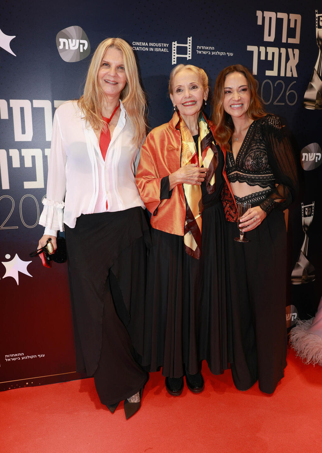 יש אווירה על השטיח האדום. תגר, פינקלשטיין וחלי גולדנברג (צילום: ענת מוסברג) השטיח האדום טקס פרסי אופיר 2026