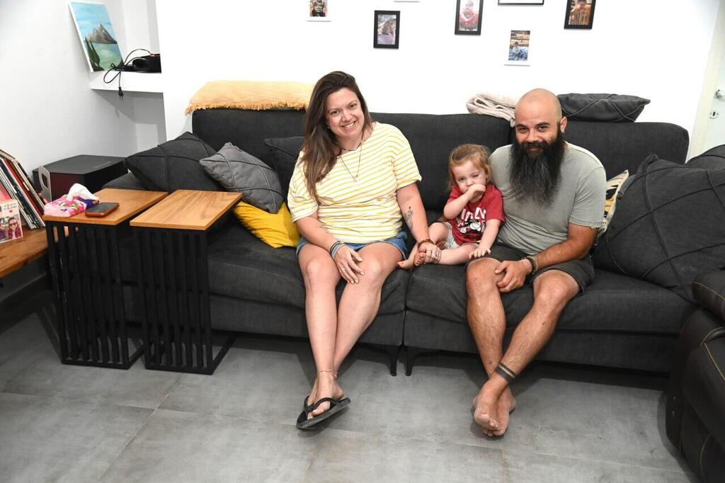 Viki and Nadav returned despite the difficulties (Photo: Herzl Yosef) ויקי נשיא חוזרת להתגורר בקיבוץ כפר עזה