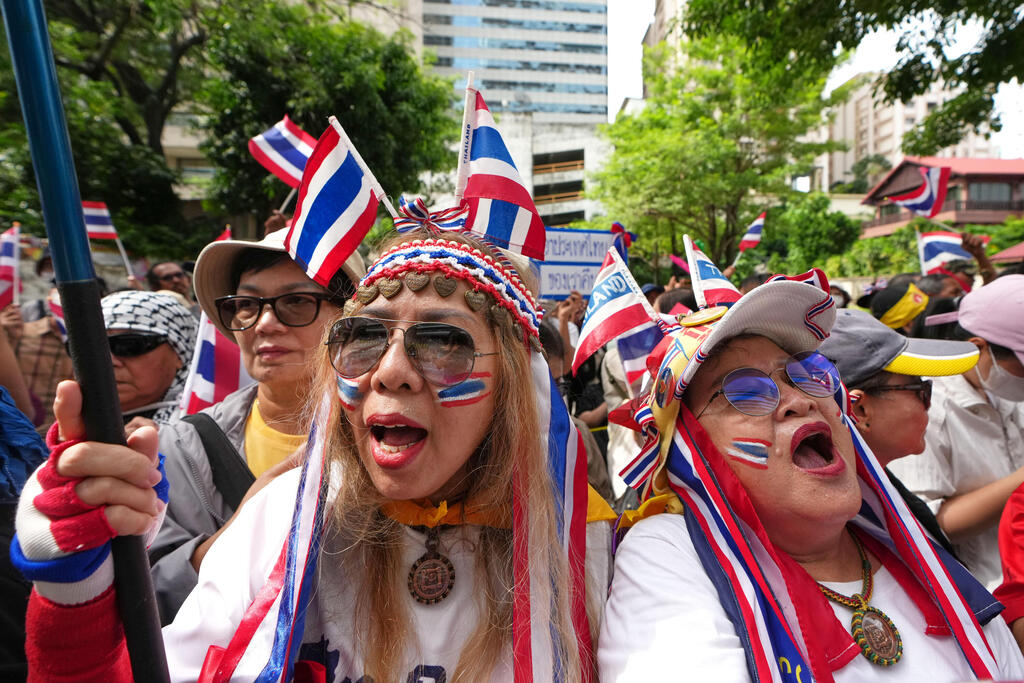 Demonstrators gather outside the Israeli Embassy in Bangkok (Photo: AP Photo/Sakchai Lalit) מפגינים מול שגרירות ישראל בבנגקוק במחאה נגד השתלטות לכאורה של זרים על קרקעות
