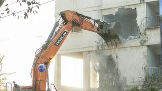 הריסת מבנים ישנים במסגרת התחדשות עירונית ברחוב אדמית בגבעתיים