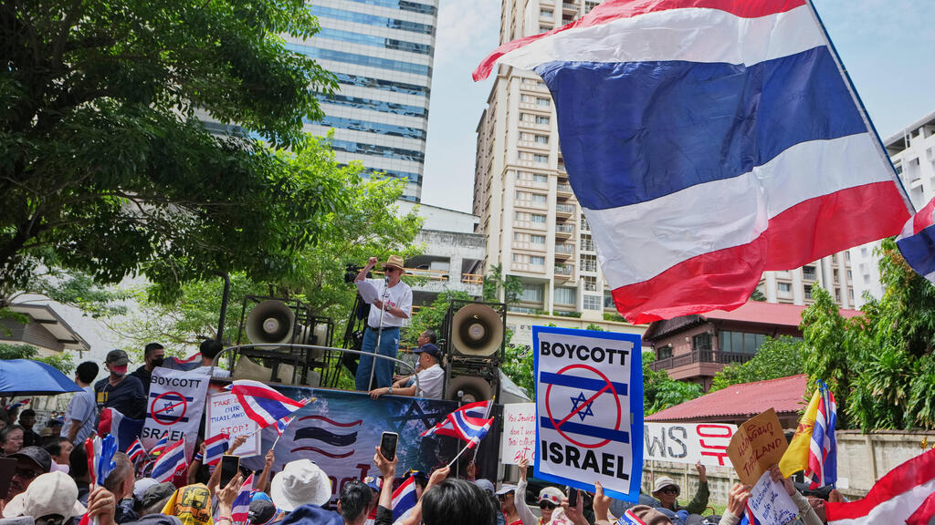 Anti-Israel protest in Bangkok earlier this month (Photo: AP/ Sakchai Lalit) סונדהי לימטונגקול, איש תקשורת ופעיל פוליטי, נואם מול תומכיו בהפגנה מול שגרירות ישראל בבנגקוק