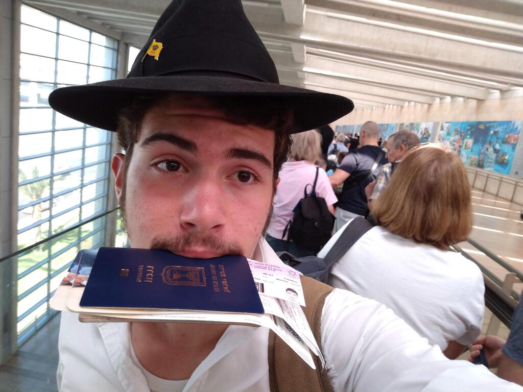 His first solo flight as a Haredi traveler (Photo: Meir Haim (Miro)) הטיסה הראשונה לבד בתור חרדי