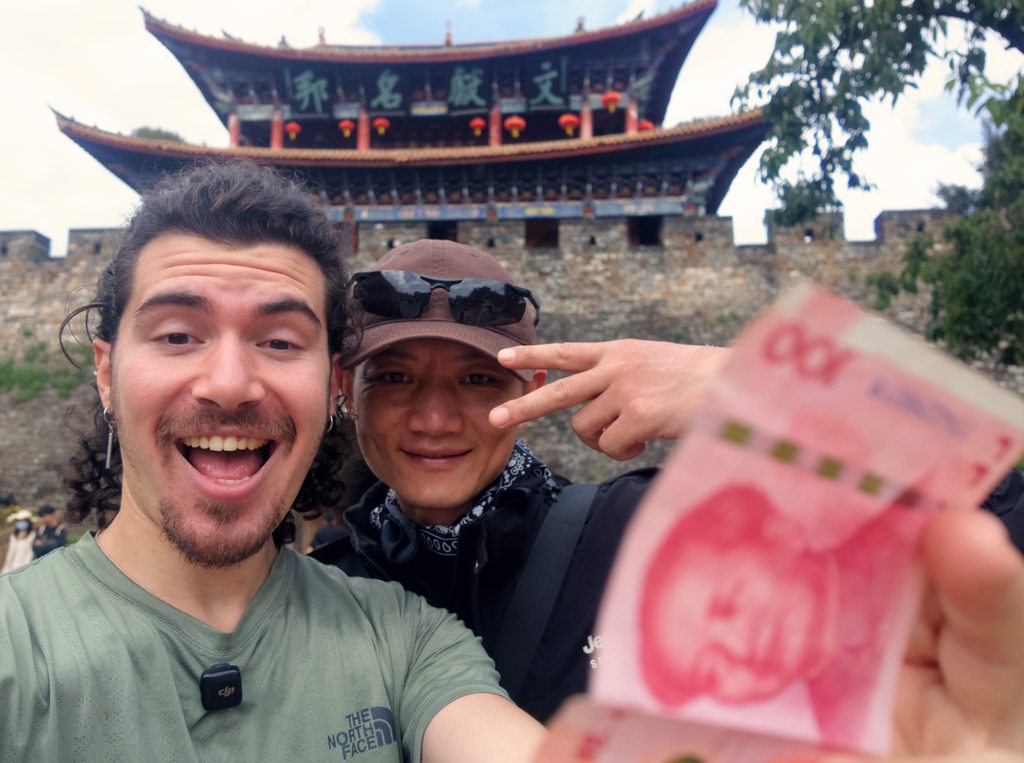 Selfie with a local in China who taught Miro how to make a favorite dish (Photo: Meir Haim (Miro)) סלפי עם מקומי בסין שלימד את מירו להכין מנה אהובה