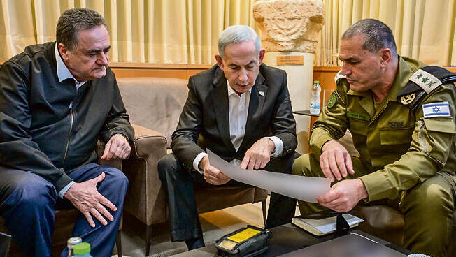עם נתניהו וכ"ץ. דרג מדיני שאוהב להצהיר: "הוריתי לצה"ל"
