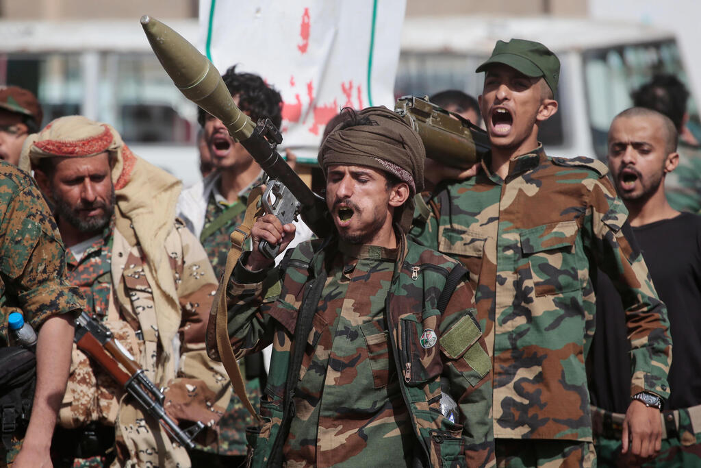 Houthi forces in Saana (Photo: AP Photo) החות'ים צועדים בבירת תימן צנעא