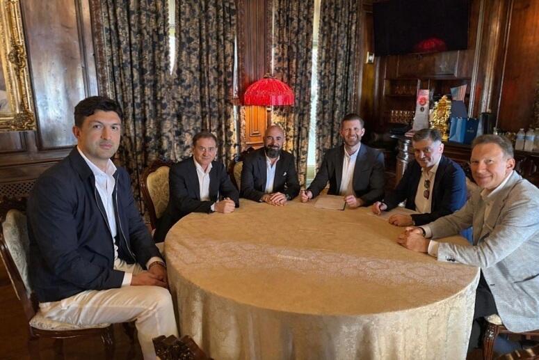 Dr. Samson Pkhakadze, Ilia Tsulaia, Eric Trump, Alex Sapir, Lasha Kvachadze and Zaza Pachulia ((Photo: Courtesy of the Sapir Organization) מימין לשמאל: זאזה פאצ'וליה, לאשה קווצ'אדזה, אלכס ספיר, אריק טראמפ, איליה צולייה, ד"ר שמשון פחאקדזה