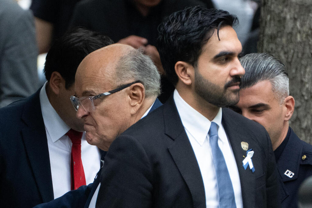 Mamdani and Giuliani (Photo: Barry Williams / POOL / AFP) ניו יורק ארה"ב ראש העיר לשעבר רודי ג'וליאני וראש העיר זוהראן ממדאני ב טקס זיכרון לציון 25 שנה ל 11 בספטמבר