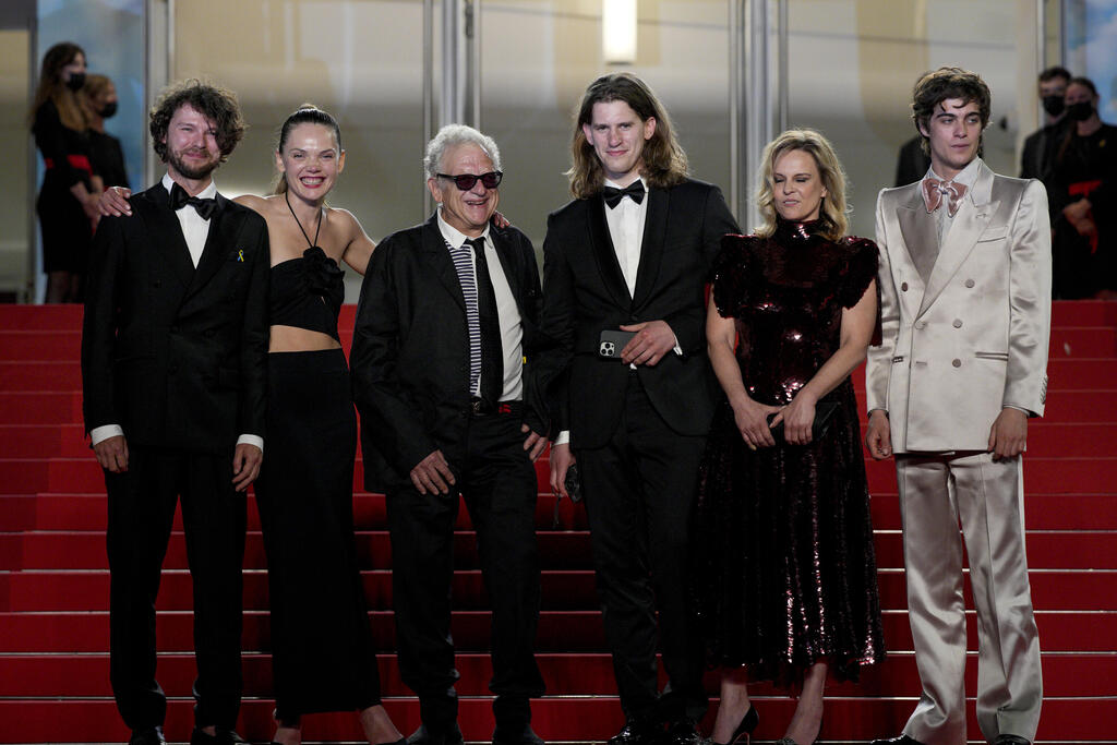 Jeremy Thomas and the cast and crew of ‘EO’ at the Cannes Film Festival (Photo: AP Photo/Daniel Cole) ג'רמי תומאס וחברי הקאסט של "אי-אה" בפסטיבל קאן