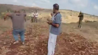 חייל יורה ברגל של פלסטיני