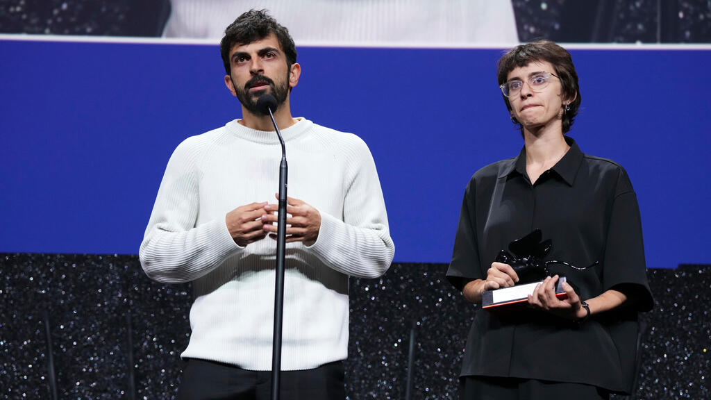Yuval Abraham and Rachel Szor (Photo: Scott A Garfitt/Invision/AP) יובל אברהם ורחל שור במעמד הזכיה בפסטיבל ונציה