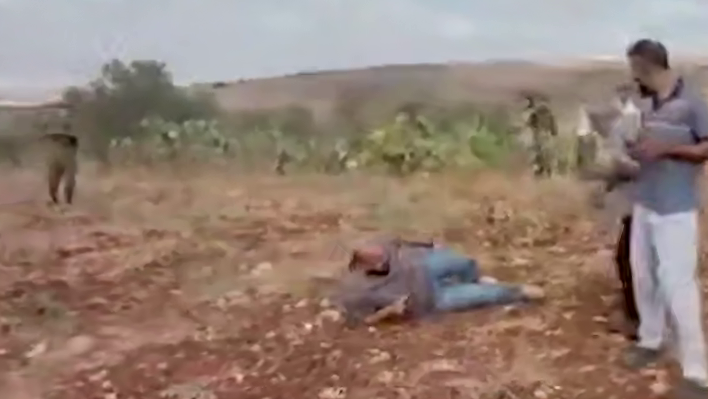 חייל יורה ברגל של פלסטיני