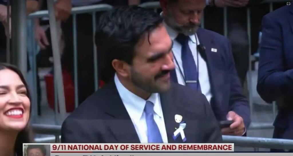 Photo: C-SPAN טקס זיכרון 25 שנה פיגועי 11 בספטמבר ראש העיר ניו יורק זוהראן ממדאני ו חברת הקונגרס אלכסנדריה אוקסיו-קורטז