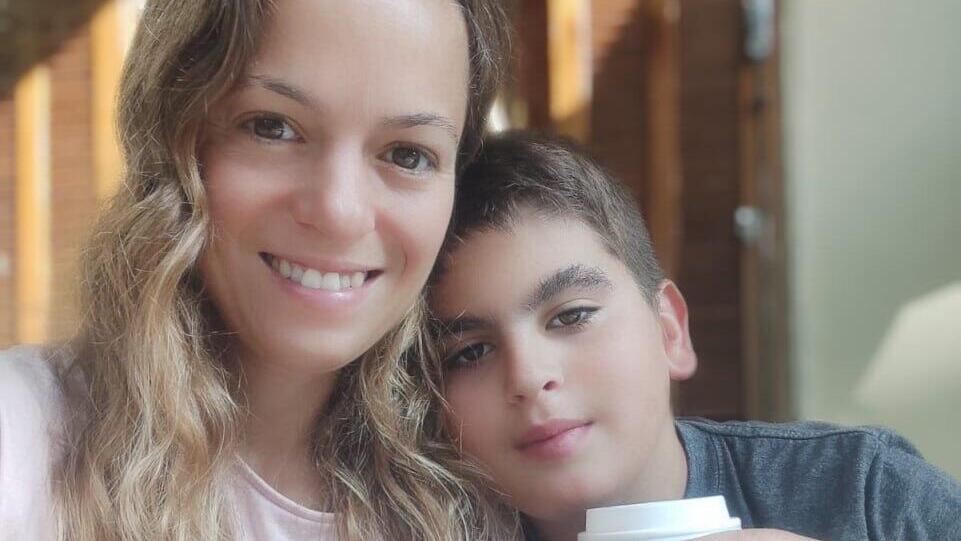 Shiron and her late son Yotam (Photo: Courtesy of the family) שירון אלטר ביחד עם בנה יותם ז"ל