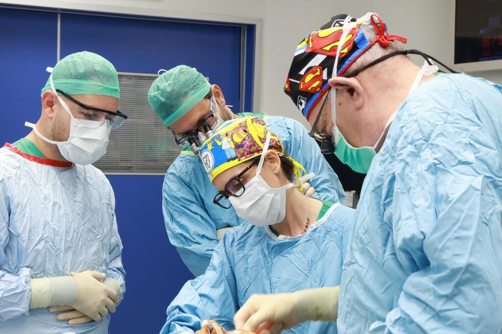 Dr. Shiran Sudri with colleagues in the operating room (Photo: Sheba Medical Center) ד"ר שירן סודרי