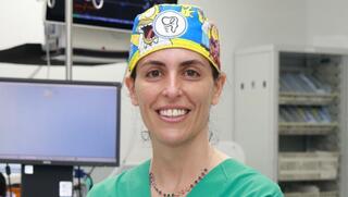 הרופאה השאפתנית מחפשת חתן, "אבל גבר גבר"