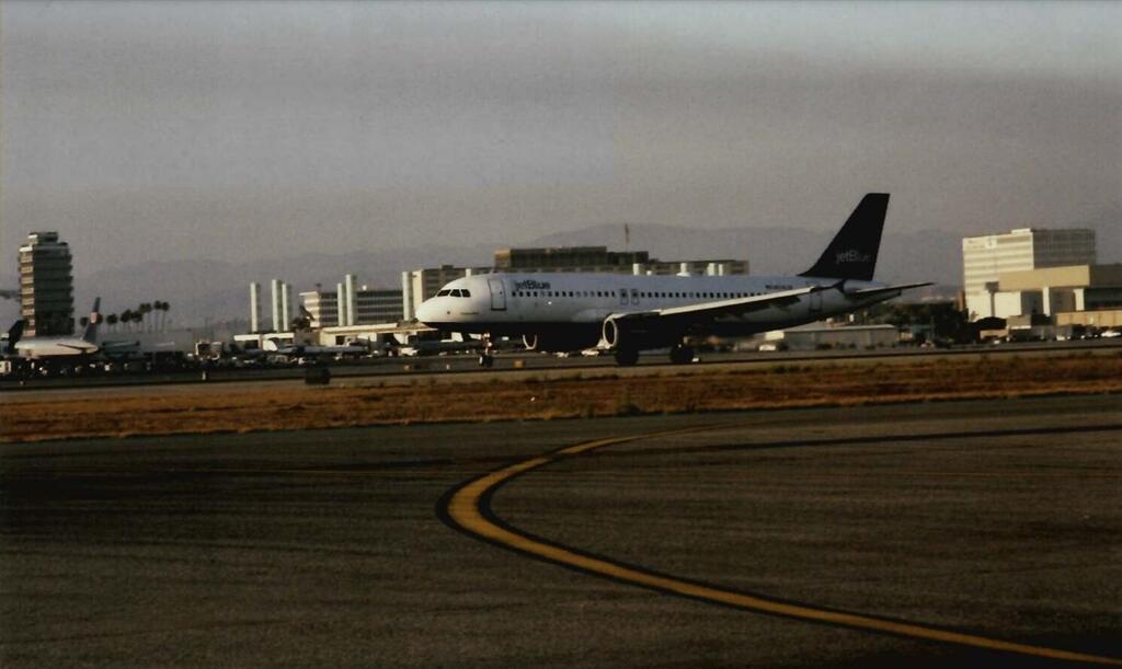 JetBlue Flight 292 during its emergency landing in Los Angeles, 2005 (Photo: FBI) טיסת JetBlue 292 במהלך נחיתת החירום בלוס אנג'לס, 2005