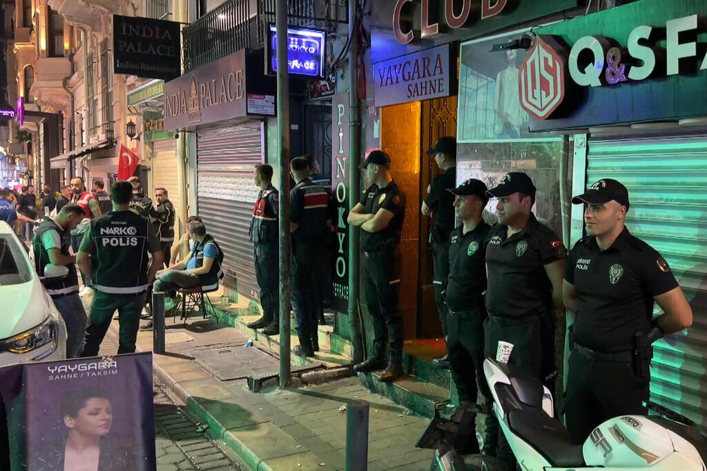 Police block a nightclub during the arrest operation earlier this week (Photo: AFP/ DHA (Demiroren News Agency)) טורקיה מבצע מעצרים נגד להט"בים שוטרים ליד מועדון לילה במסגרת המבצע