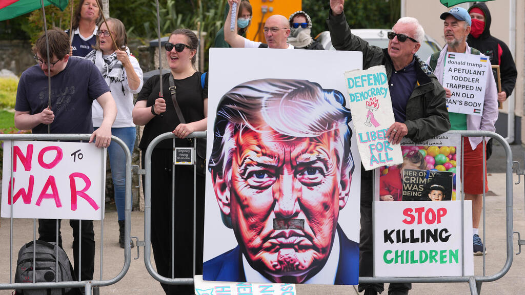 Photo: AP Photo/Kin Cheung אירלנד הפגנות נגד ביקורו של נשיא ארה"ב דונלד טראמפ