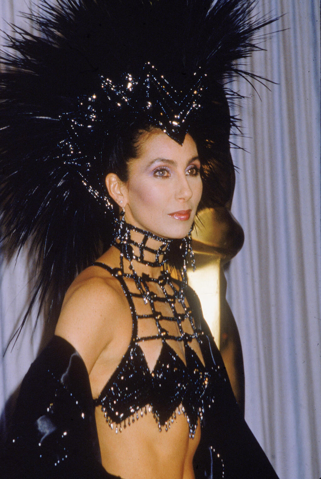 Cher wearing a Bob Mackie design at the 1986 Academy Awards (Photo: Hulton Archive/Getty Images) שר לובשת עיצוב של בוב מאקי בטקס האוסקר, 1986