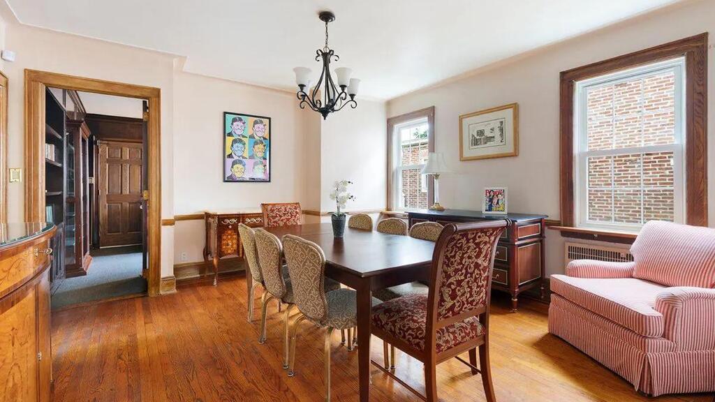 The dining room and living room (Photo: Airbnb) בית ילדותו של טראמפ