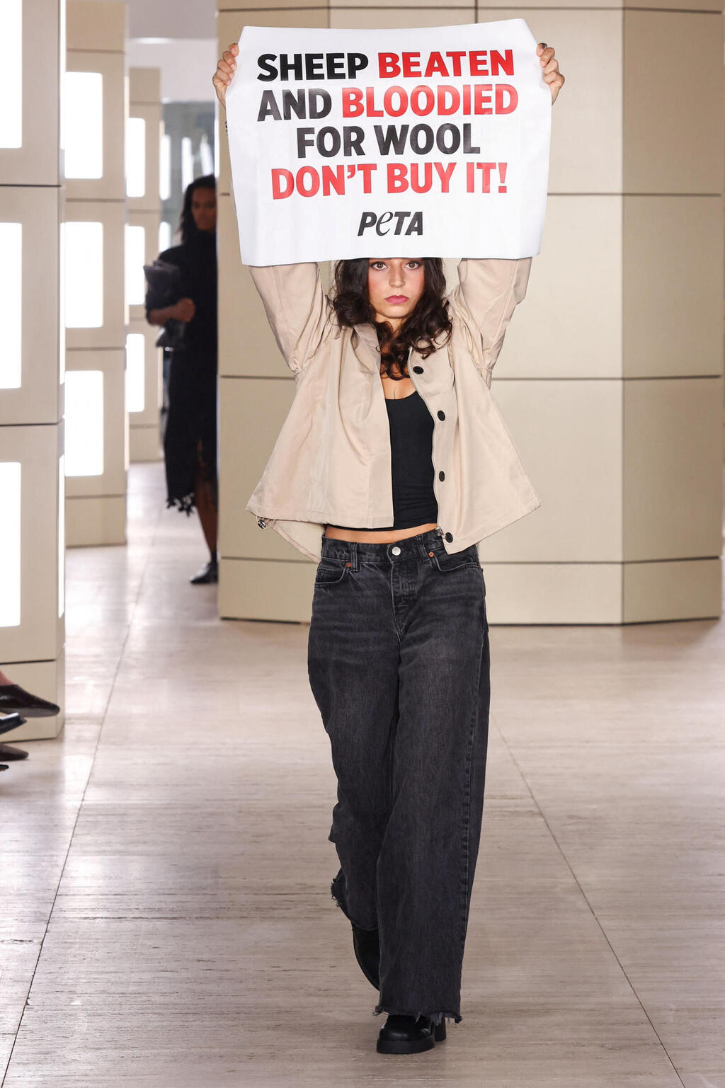 COS Spring-Summer 2027 Show at New York Fashion Week: Wool has been part of PETA's agenda for many years (Photo: Caitlin Ochs\Reuters) תצוגת אביב-קיץ 2027 של COS בשבוע האופנה בניו יורק