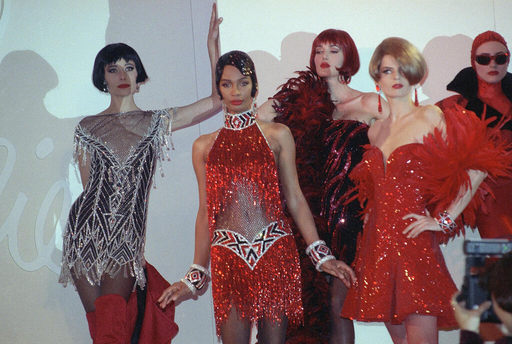 Bob Mackie fashion show, 1991 (Photo: AP Photo/Bebeto Matthews) תצוגת אופנה של בוב מאקי, 1991