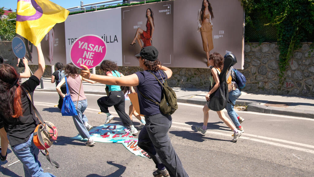 LGBTQ protesters flee police during Pride Month in June; marches that once drew tens of thousands have been banned (Photo: AP/ Dilara Acikgoz, File) טורקיה ארכיון בורחים מהמשטרה בהפגנה למען להט"בים באיסטנבול יוני 2026