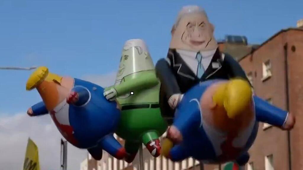 U.S. President Donald Trump during his visit to Ireland; protest display depicting a sexual act with Netanyahu נשיא ארה"ב דונלד טראמפ ביקור ב אירלנד הפגנה מיצג בובות אקט מיני עם נתניהו