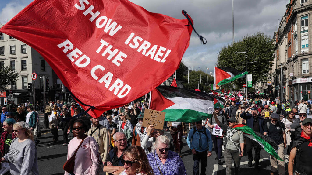 Photo: Adrian Dennis / AFP אירלנד הפגנות נגד ביקורו של נשיא ארה"ב דונלד טראמפ