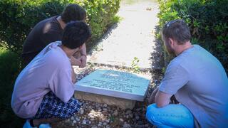 עומדים ליד אנדרטה זיכרון לחללי ה גדוד ש נהרגו ב מלחמת חרבות ברזל ב בסיס בית ליד 