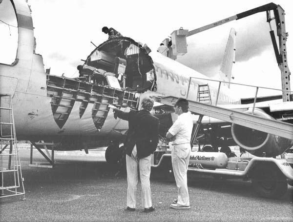 Aloha Airlines aircraft after a large section of the cabin roof tore off in midair, 1988 (Photo: FAA) מטוס Aloha Airlines לאחר שחלק גדול מגג תא הנוסעים נתלש באוויר, 1988